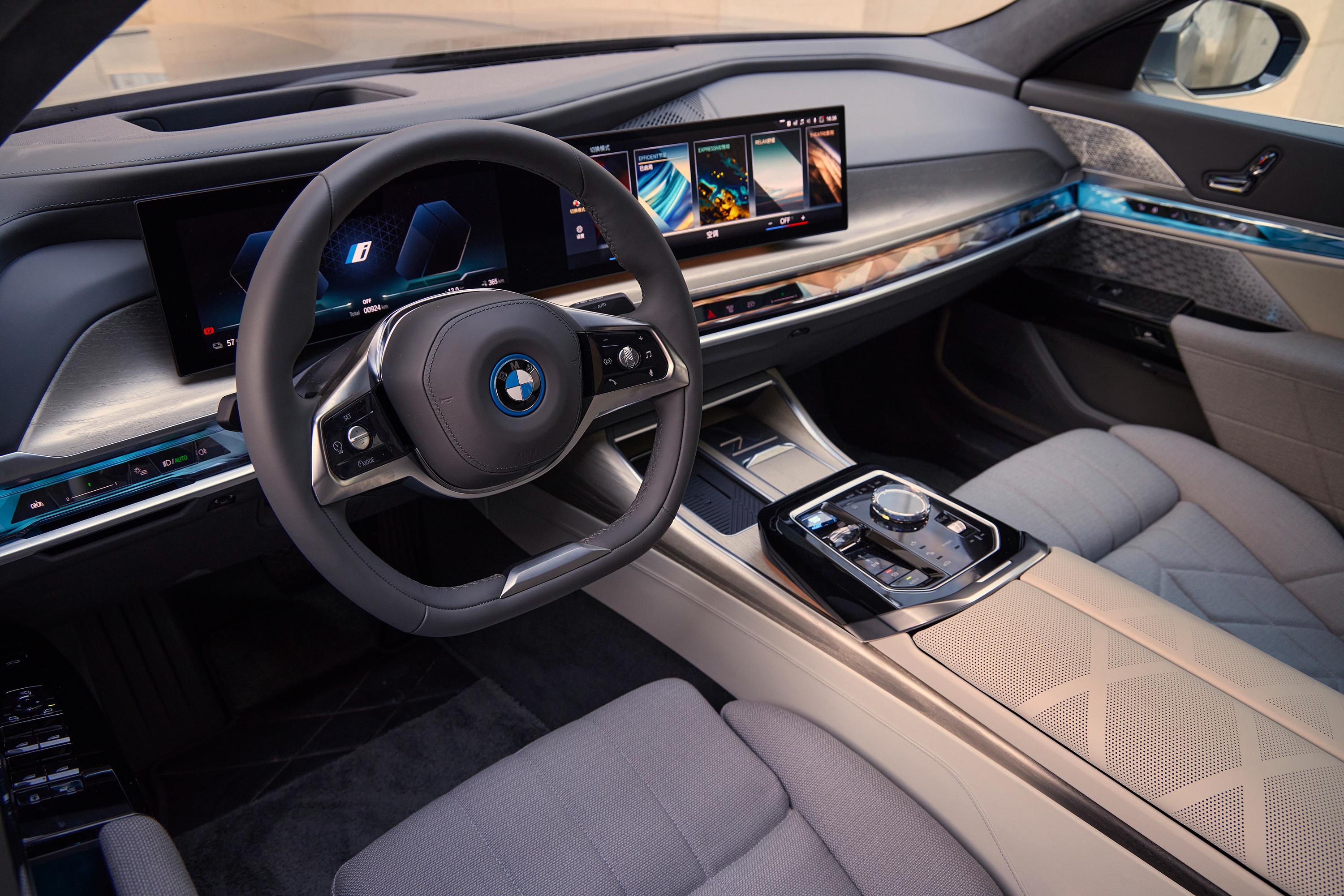BMW i7  interior
